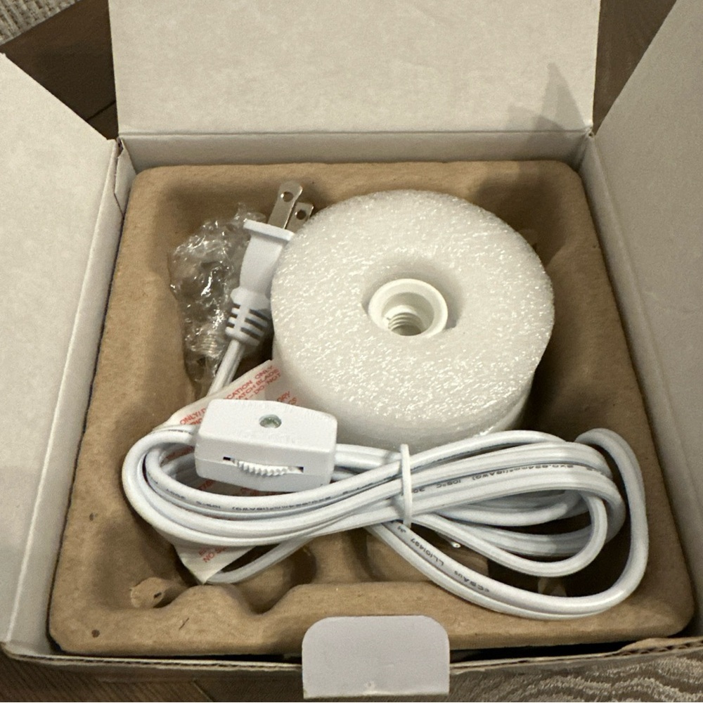 Scentsy White Tabletop Base For Ceramic Nightlight Plug‎ in Wax Warmer NIB - Picture 3 of 4